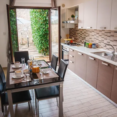 Seventeen Black -with Garden And Private Parking Just 5 Minutes Walk From The Historic Center