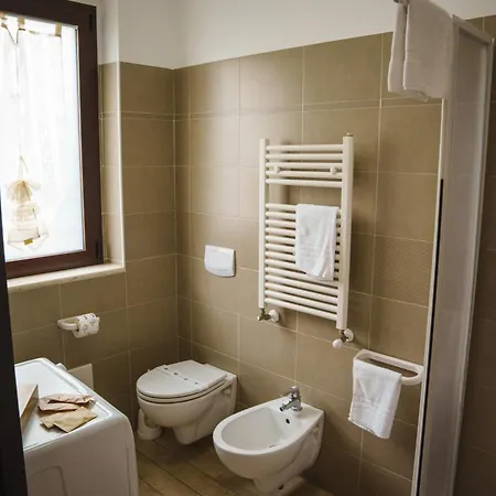 Seventeen Black -with Garden And Private Parking Just 5 Minutes Walk From The Historic Center