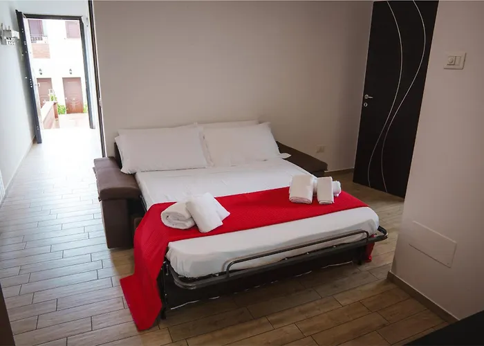 Seventeen Black -with Garden And Private Parking Just 5 Minutes Walk From The Historic Center *