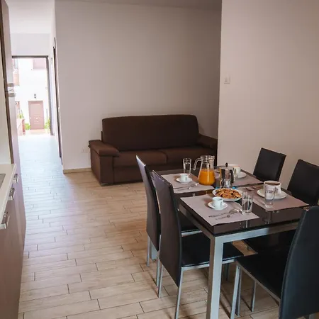Apartament Seventeen Black -with Garden And Private Parking Just 5 Minutes Walk From The Historic Center