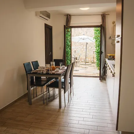 Seventeen Black -with Garden And Private Parking Just 5 Minutes Walk From The Historic Center