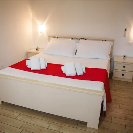 Seventeen Black -with Garden And Private Parking Just 5 Minutes Walk From The Historic Center *