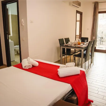 Seventeen Black -with Garden And Private Parking Just 5 Minutes Walk From The Historic Center