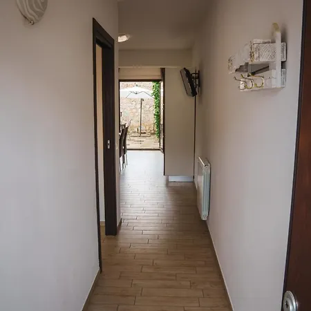 Seventeen Black -with Garden And Private Parking Just 5 Minutes Walk From The Historic Center