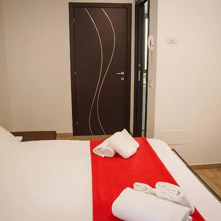 Seventeen Black -with Garden And Private Parking Just 5 Minutes Walk From The Historic Center