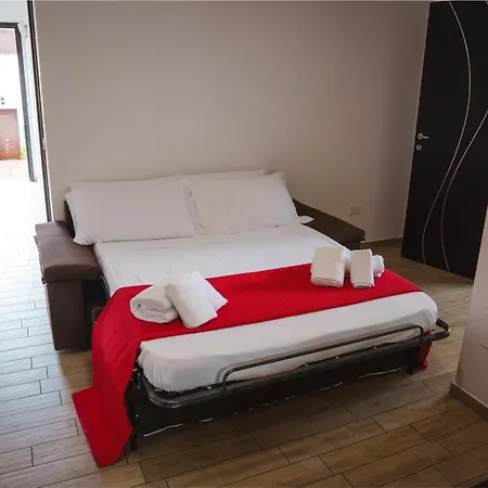 Seventeen Black -with Garden And Private Parking Just 5 Minutes Walk From The Historic Center *
