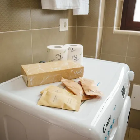 Seventeen Black -with Garden And Private Parking Just 5 Minutes Walk From The Historic Center