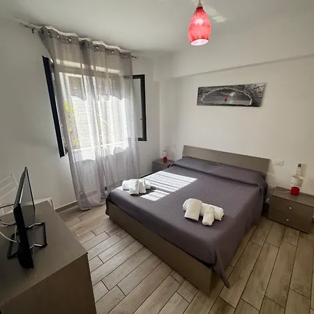 Apartamento Seventeen Black -with Garden And Private Parking Just 5 Minutes Walk From The Historic Center Tropea