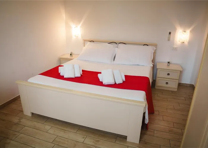 Seventeen Black -with Garden And Private Parking Just 5 Minutes Walk From The Historic Center *