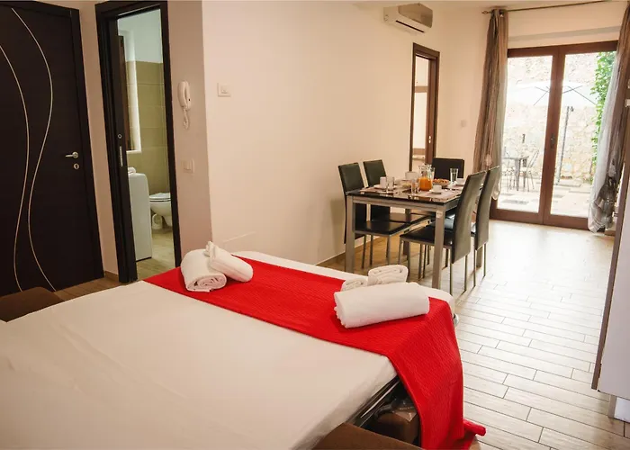 Seventeen Black -with Garden And Private Parking Just 5 Minutes Walk From The Historic Center