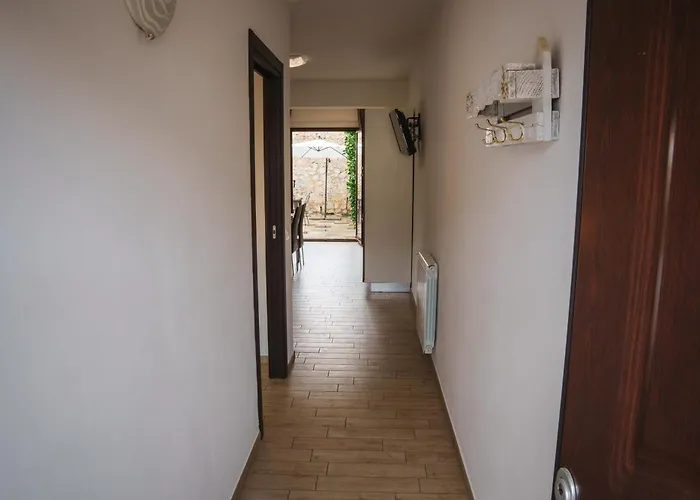 Seventeen Black -with Garden And Private Parking Just 5 Minutes Walk From The Historic Center