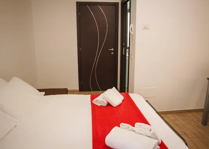 Seventeen Black -with Garden And Private Parking Just 5 Minutes Walk From The Historic Center