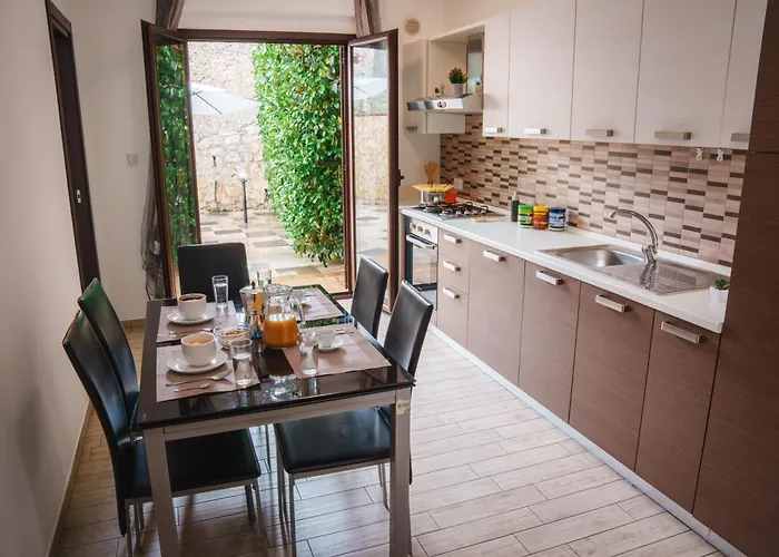 Seventeen Black -with Garden And Private Parking Just 5 Minutes Walk From The Historic Center