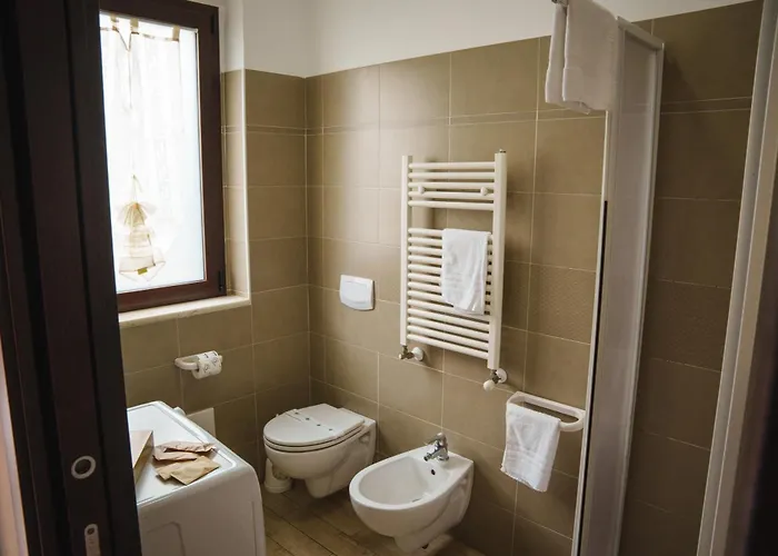 Seventeen Black -with Garden And Private Parking Just 5 Minutes Walk From The Historic Center