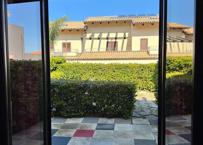 Apartment Seventeen Black -with Garden And Private Parking Just 5 Minutes Walk From The Historic Center *